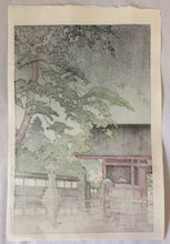 画像をギャラリービューアに読み込む, 【真作保証】川瀬巴水　春雨(護国寺)　
