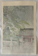 画像をギャラリービューアに読み込む, 【真作保証】川瀬巴水　春雨(護国寺)　
