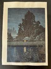 Load image into Gallery viewer, 【Genuine guarantee】 Kawase Hasui 　Rain at Omiya 1930

