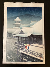 Load image into Gallery viewer, 【真作保証】川瀬巴水　春の雪　京の清水　
