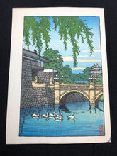 Load image into Gallery viewer, 【Guaranteed genuine】Kawase Hasui　Nijyuu-bashi, palace
